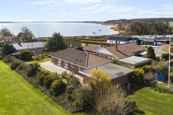 Fjordbakken 21, Dyves Bro