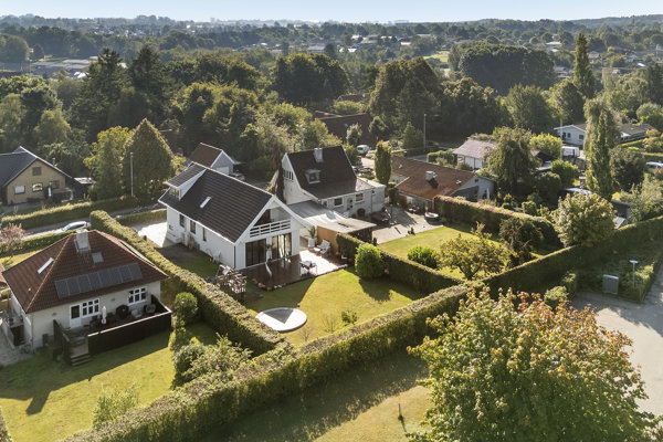 Gl Slotsvej 5, Strib