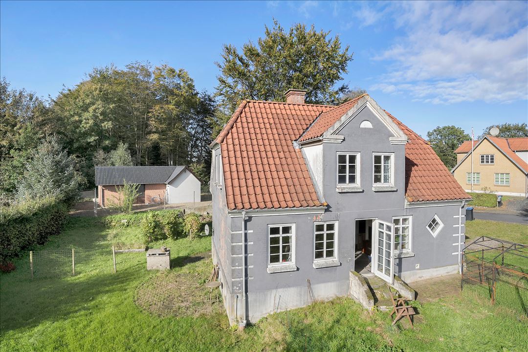 Skovvej 1, Tiset