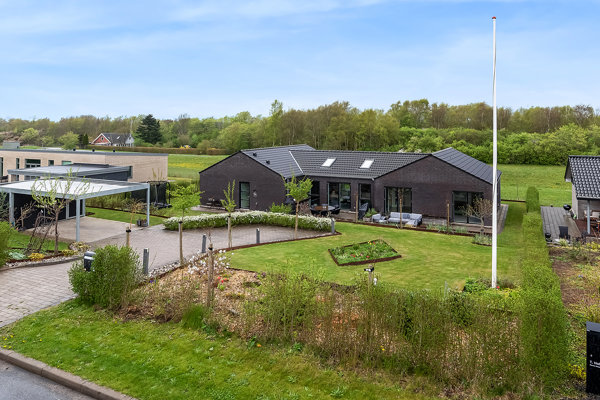 Under Rødtjørnen 14, Halgårde